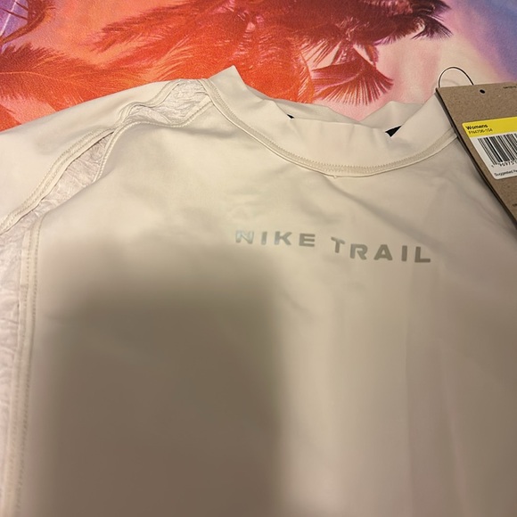 Nike trail crop top size small NWT - Picture 2 of 6